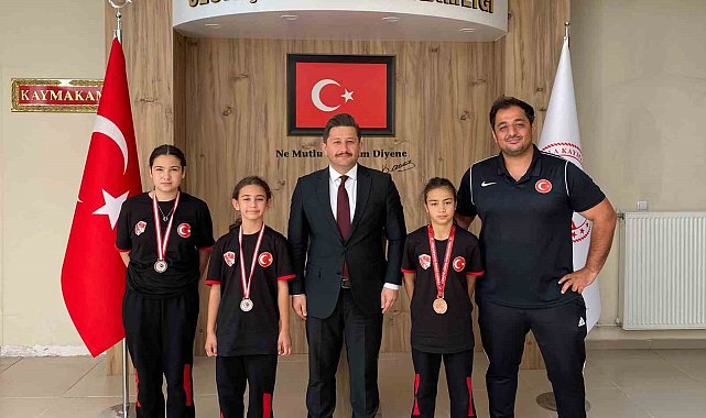 Ulukışla'nın küçük kız güreşçileri Türkiye Şampiyonası'nda tarih yazdı