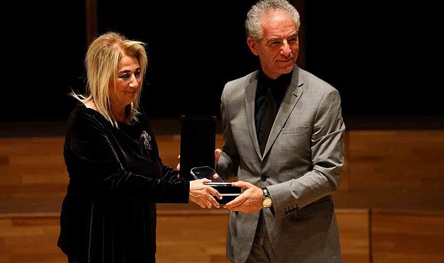 Uluslararası İzmir Festivali açılışında Ege Üniversitesine plaket