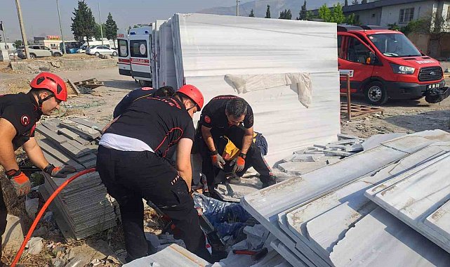 Üzerlerine mermer devrilen işçilerden biri hayatını kaybetti