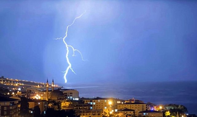 Van Gölü'ne düşen yıldırımlar görsel şölen oluşturdu