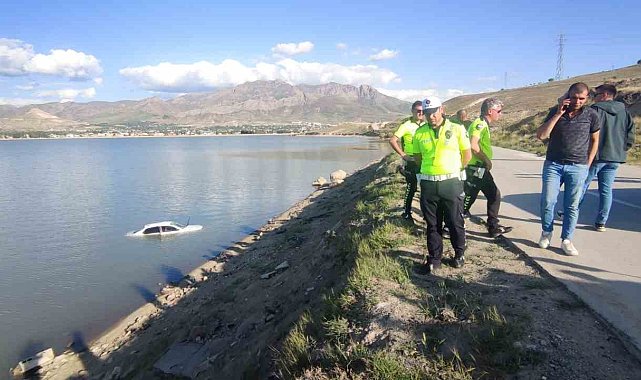 Van'da virajı alamayan otomobil Sıhke Göleyi'ne uçtu: 2 kişi yaralandı