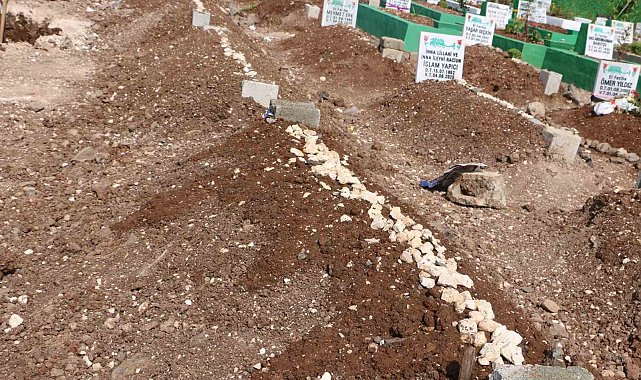 Yangında hayatını kaybeden anne ve 3 çocuğunun mezarı vatandaşlar tarafından ziyaret ediliyor
