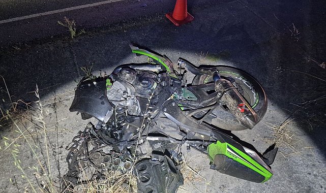 Yarış yaparken farları yanmayan otomobile çarpan motosikletler paramparça oldu: 1 ölü