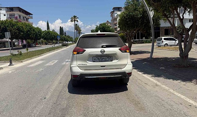 Yayaya yol veren araca çarpmamak için kaza yaptı