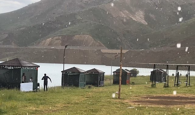 Yüksekova'da sağanak yağış etkili oldu