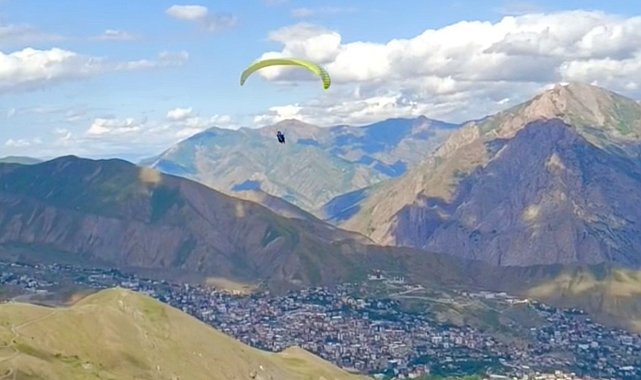 Yüksekova'nın gençleri gökyüzüyle buluşuyor: Yamaç paraşütüyle pilot olma hayali gerçek oldu