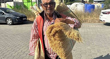 56 yıldır yollarda süpürge satarak geçimini sağlıyor