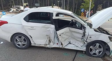 Ambulansla, otomobil çarpıştı: 5 yaralı