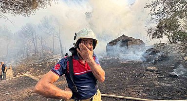 Bergama'da orman yangını: Alevler evlere sıçradı