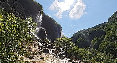 Bozkırın ortasında vaha, sıcaktan bulananlar oraya akın ediyor