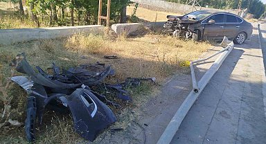 Malazgirt'te otomobil direğe çarptı: 1 yaralı