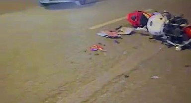 Motosiklet ile otomobil kafa kafaya çarpıştı