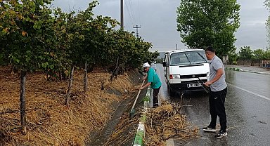 Yağmur suyu kanalları temizleniyor
