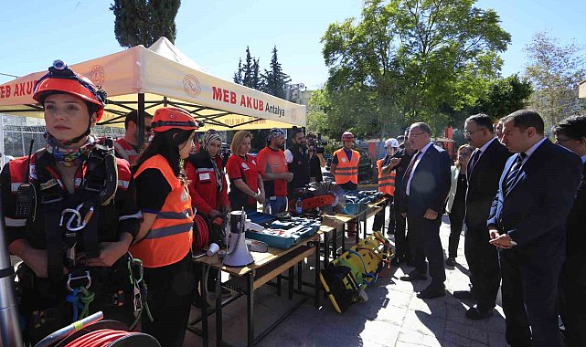 Antalya'da deprem tahliye tatbikatı gerçekleştirildi
