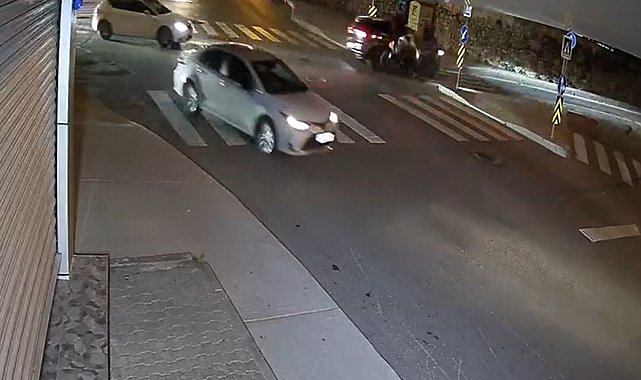 Arnavutköy'de motosikletle otomobil çarpıştı: 2 yaralı