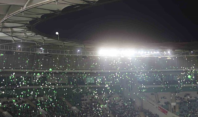 Bursaspor taraftarları minik Çağan Ata'nın mücadelesini kutladı