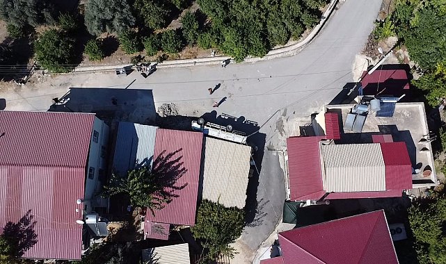 Kamyonet 2 evin arasındaki depoya girdi, yaralılar ekiplerin çalışmasıyla kurtarıldı