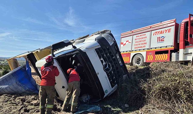 Susurluk'ta devrilen tırda 1 kişi yaralandı
