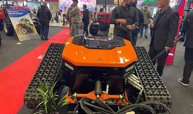 Tarlada traktör savaşta silah