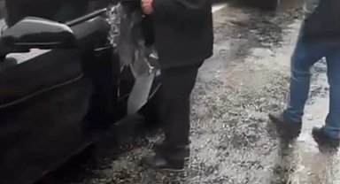 4 öğretmenin hayatını kaybettiği yola yine kaya parçası düştü, bir otomobil hasar gördü