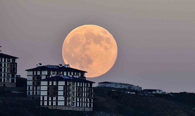 Ahlat'ta "Kunduz Süper Ay" görsel şölen oluşturdu