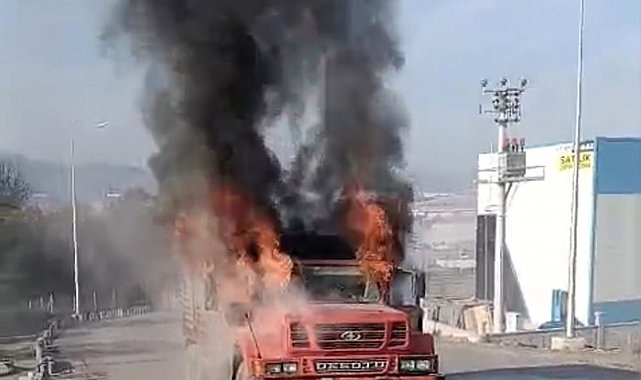 Aynı noktada yarım saat arayla iki kamyon yandı