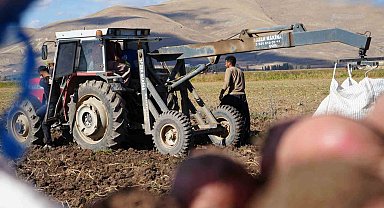Bayburt'un Çayıryolu köyündeki patates hasadına İranlı işçiler destek veriyor