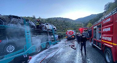 Bozdoğan'da araç yüklü tırda yangın: Araçlar kullanılamaz hale geldi