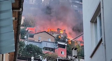 Bursa'da 2 katlı bina alevlere teslim oldu, o anlar havadan dronla görüntülendi