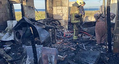 Bursa'da bir ev küle döndü, yanındaki bina hasar gördü