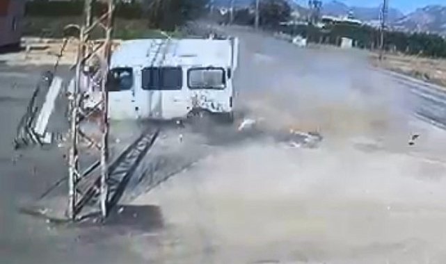 Devrilen minübüsün sürücüsü yaralandı: Kaza anı kamerada