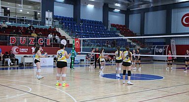 Düzce küçük kızlar voleybol müsabakaları başladı