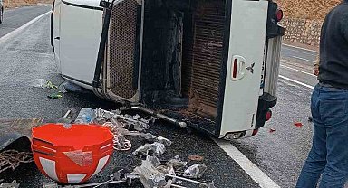 Elazığ'da kaygan yolda kamyonet devrildi