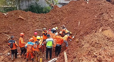 Endonezya'daki toprak kaymasında can kaybı 16'ya yükseldi