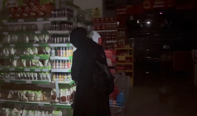 Erzincan'da vatandaşlar marketlerde cep telefonu ışığıyla alışveriş yaptı