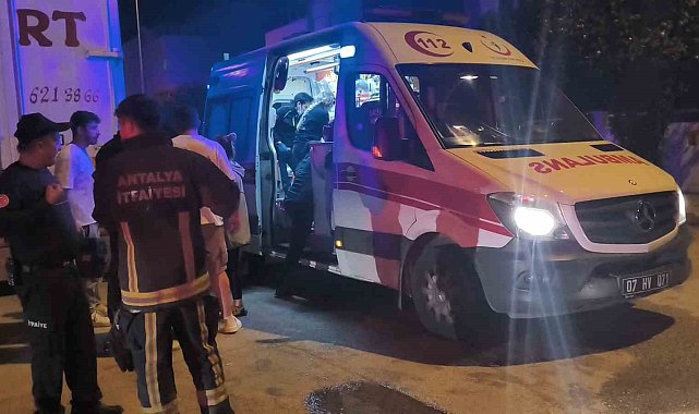 Evde yakılan mumlar yangına sebep oldu, binada panik yaşandı
