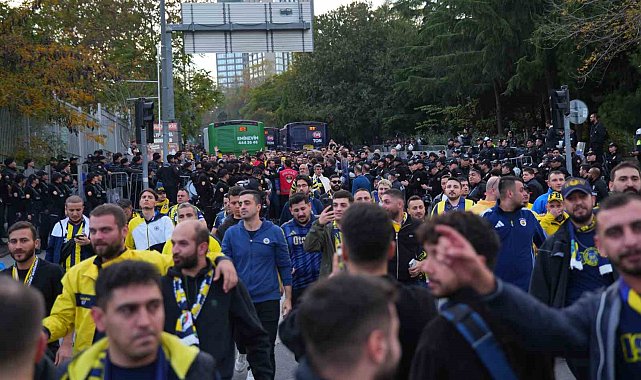 Fenerbahçe taraftarı derbi için stada geldi