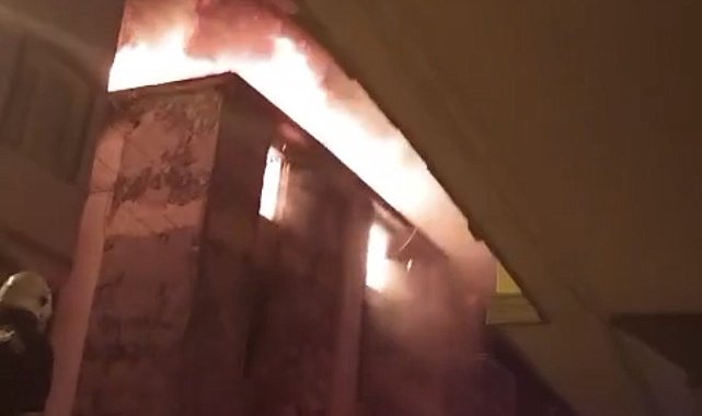 Gaziantep'te 4 katlı bina alevlere teslim oldu