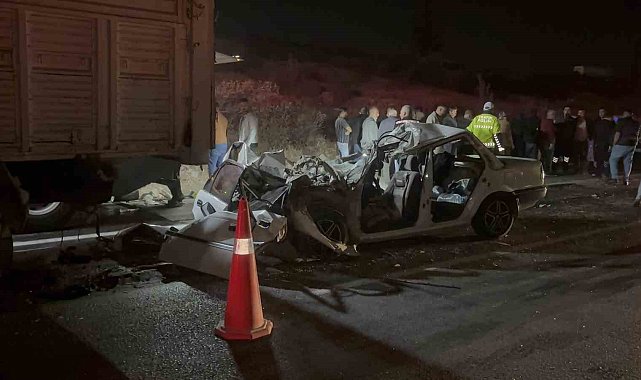 Gaziantep'te otomobil kamyona arkadan çarptı: 3 ölü