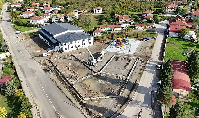 Gençlik merkezi ve futbol sahasında incelemelerde bulunuldu