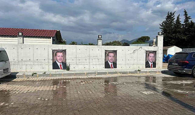 Güzelbahçe ilçe başkanı, Erdoğan sevgisini evinin duvarına taşıdı