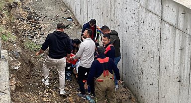 Hafif ticari aracın çarptığı genç kadın, kanala düşerek hayatını kaybetti