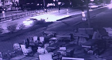 Havalanan otomobil hafif ticari araca çarptı