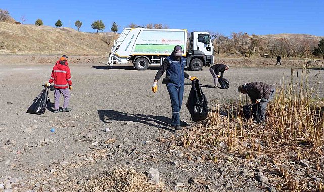 Hazar Gölü'nde temizlik çalışması
