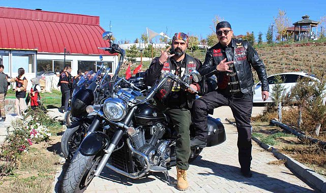 İki teker üzerinde yolculuk yapan motosiklet tutkunları, kentin farklı noktalarını tanıtıyor