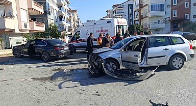 İl Sağlık Müdürlüğü aracı kaza yaptı: 2 sağlık çalışanı yaralandı