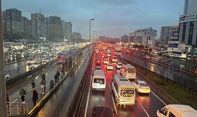 İstanbul'da yağışla birlikte trafik yoğunluğu yüzde 90'a ulaştı