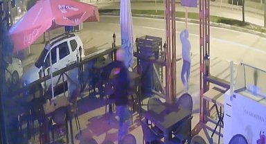 İşyerine defalarca giren hırsızı sopayla kovaladı: o anlar kamerada