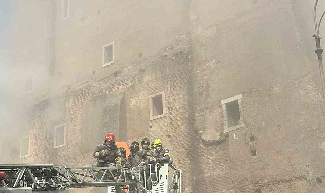 İtalya'da Orta Çağ'a ait kule çöktü: 3 yaralı