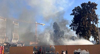 İzmir'de şantiyede yangın, gökyüzünü siyah dumanlar kapladı